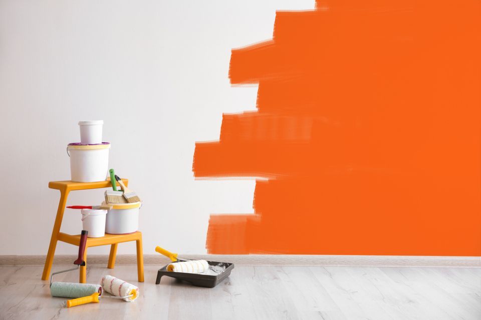 Osittain oranssiksi maalattu seinä